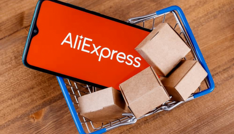 موبايل موجود في سلة مشتريات وعليه شعار الموقع الإلكتروني AliExpress 