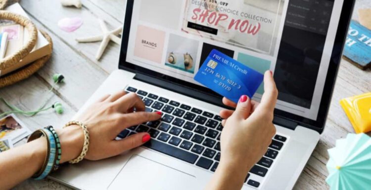 امرأة تجرب الشراء من الإنترنت وتطبيق نصائح الشراء من امازون Amazon Buying Tips