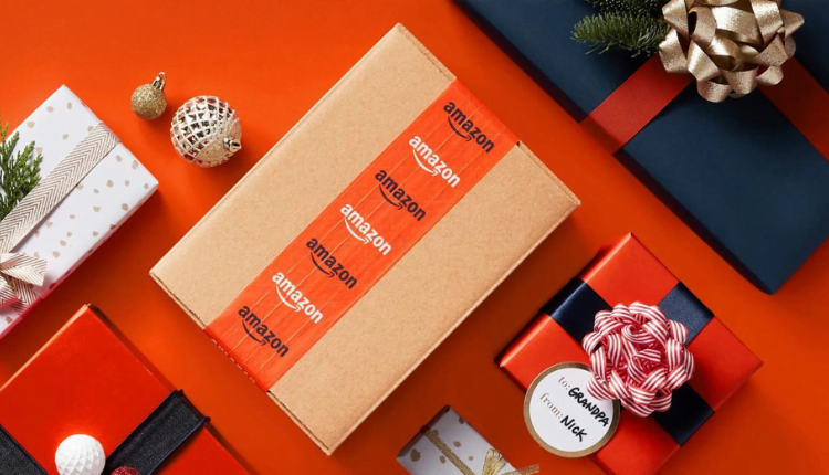 صندوق وهدايا من موقع أمازون الذي يقدم عروض الجمعة السواء من أمازون