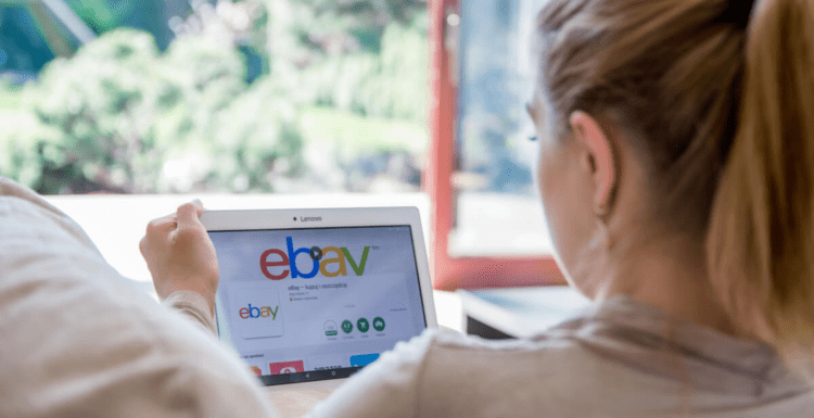 امرأة تتصفح موقع ايباي وتقرم بتجربة الشراء من موقع ايباي Buying from eBay