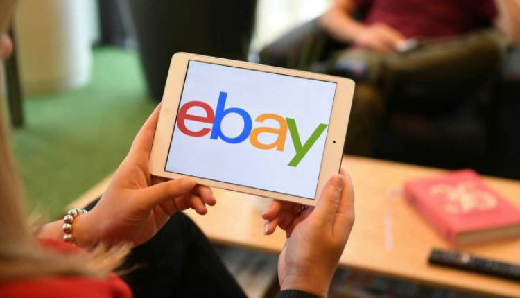 امرأة تتصفح موقع ebay كون ذلك يمثل تجربة الشراء من ايباي