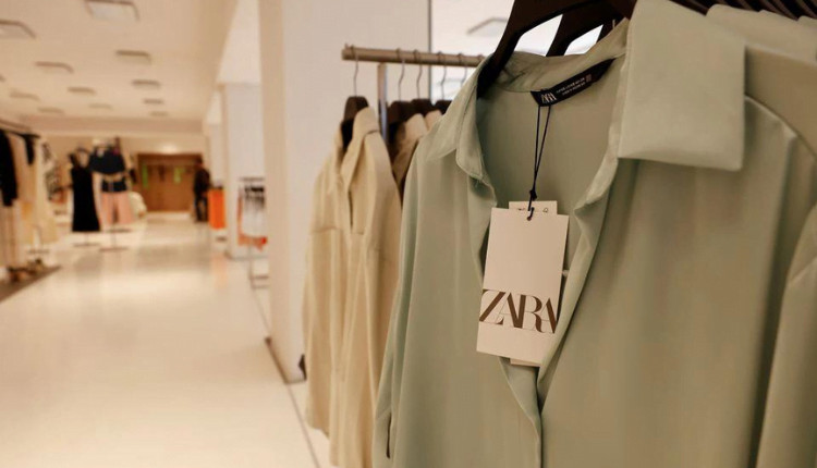 قطعة ملابس نسائية لون زيتي عليها اسعار علامة zara