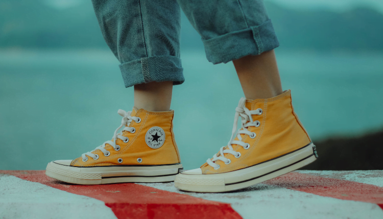 فتاة نلبس حذاء أصفر اللون من ماركة كونفرس الأمريكية