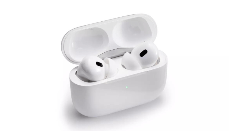 علبة بيضاء تتضمن سماعتي أذن من نوع Apple AirPods Pro 2